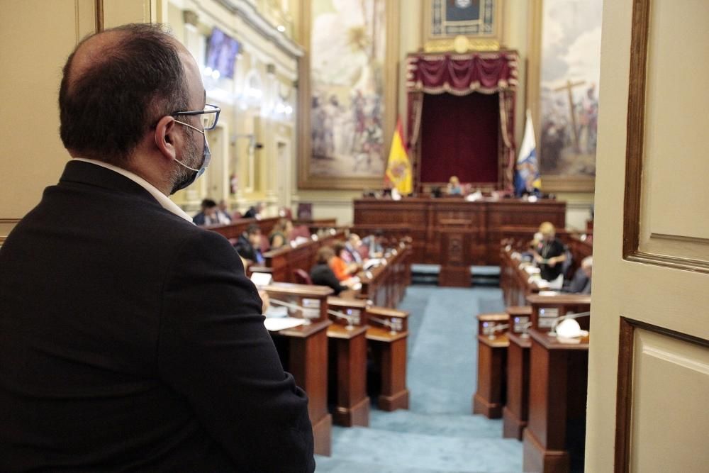 Pleno en el Parlamento de Canarias