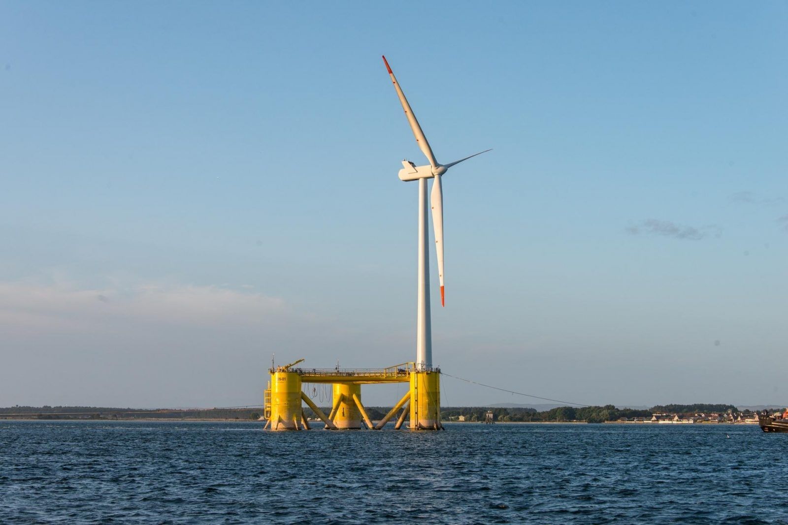 Aerogenerador y plataforma flotante del parque Kincardine en Escocia.