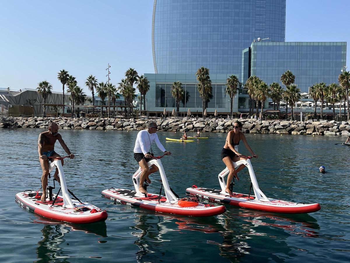 Bikesurf, las nuevas bicis acuáticas  surfean en la playa de la Barceloneta