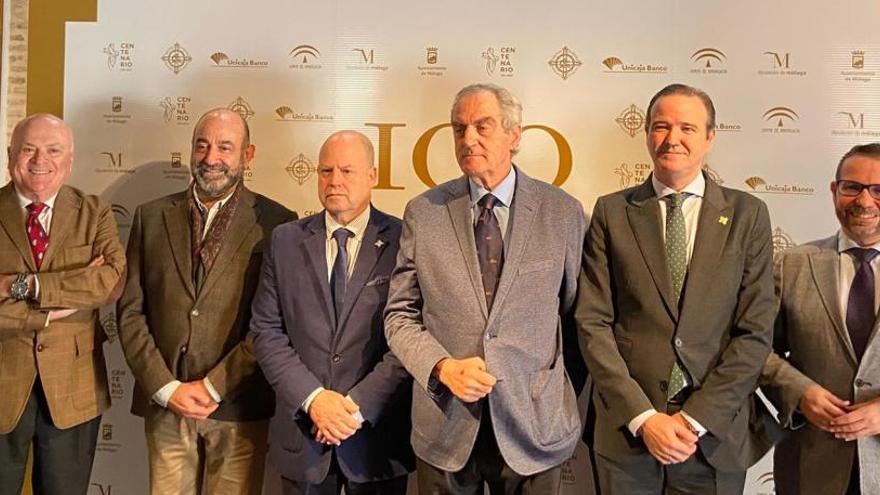 El presidente de la Agrupación, Pablo Atencia y el presidente del Centenario, Luis Merino, junto a algunos responsables de áreas.