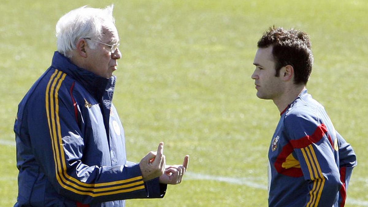 Aragonés conversa con Iniesta, durante un entrenamiento, en el 2007