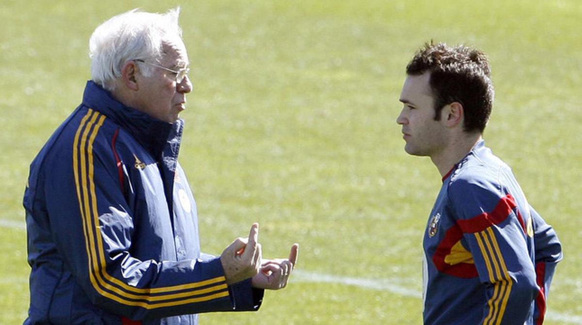 Aragonés conversa amb Iniesta, durant un entrenament, el 2007. Aragonés conversa amb Iniesta, durant un entrenament, el 2007.