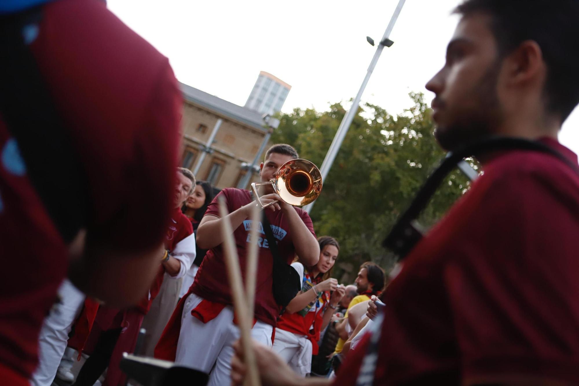 En imágenes | Las peñas de Zaragoza invaden el centro para el maratón de charangas