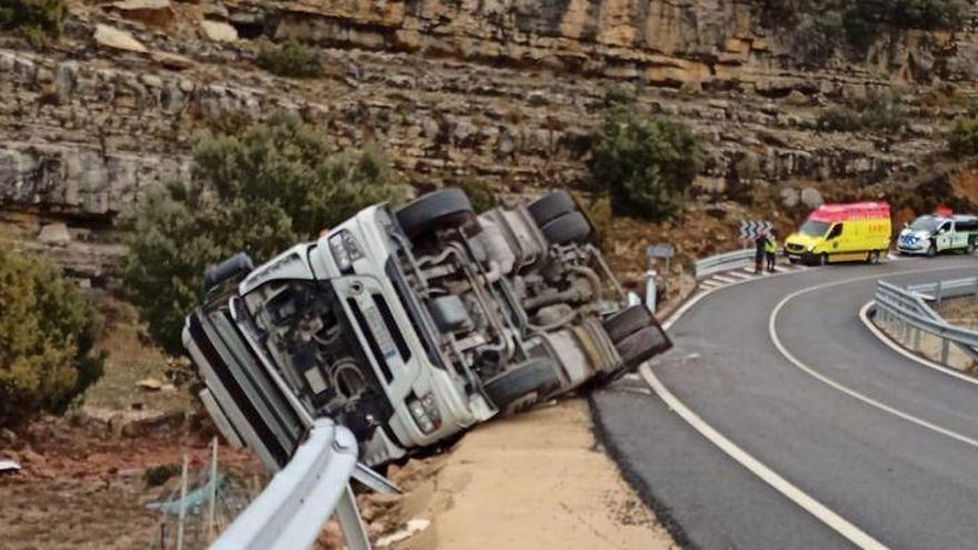 VÍDEO | El conductor de un camión sale milagrosamente ileso tras volcar en Morella