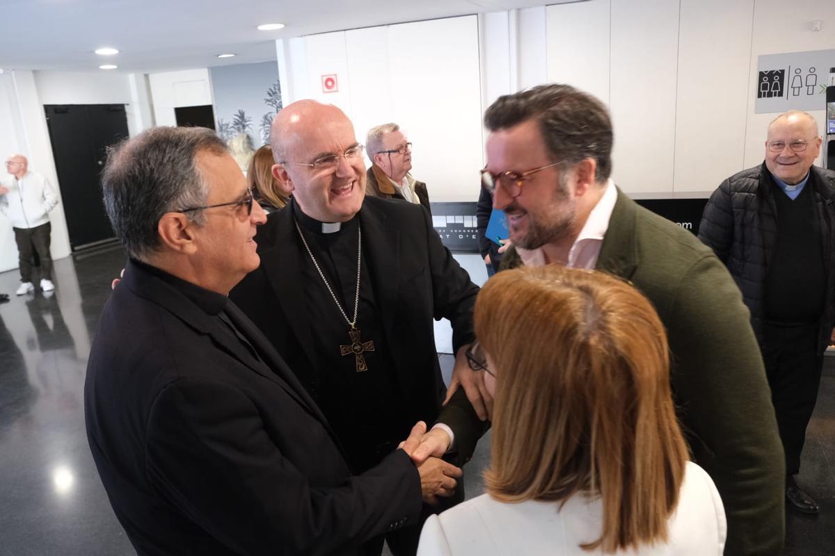 El obispo Munilla con el alcalde de Elche, Pablo Ruz, su socia de gobierno Aurora Rodil y el recién nombrado Benefactor de la Infancia Ignacio María Doñoro