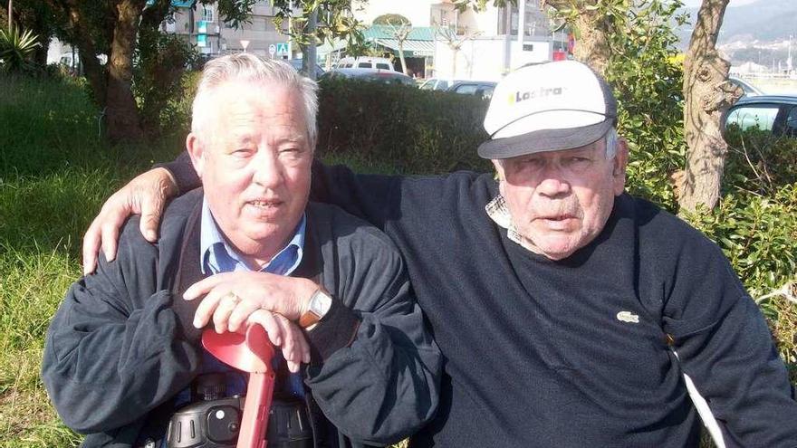 Manuel Fernández &quot;O Zapateiro&quot;, a la derecha, junto a Jesús Tenorio, presidente de la Sociedad Deportiva Tirán desde 1993 y fallecido en el año 2010.