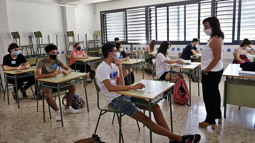 Los alumnos del IES Benlliure esperan en sus pupitres con mascarilla para hacer el selectivo.