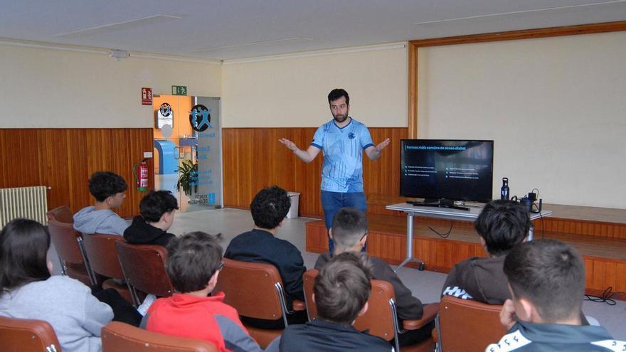 Los colegios gallegos tendrán que intervenir también en casos de acoso y violencia digital fuera del horario lectivo y durante las vacaciones