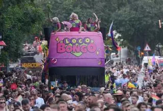 Las carrozas llenan de colores un Pride multitudinario
