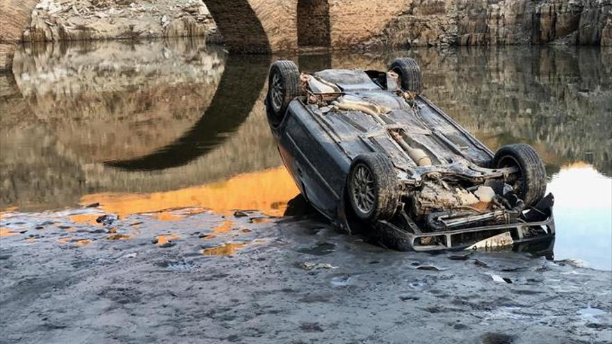 Nadie dice si los coches que llevan un año en el Almonte se retirarán