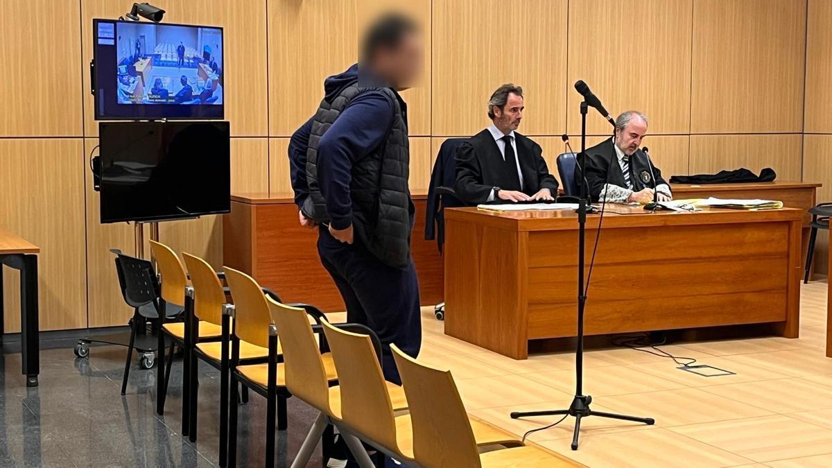 El condenado por estafar a un comprador de Wallapop en la compraventa de tres relojes de lujo durante el juicio celebrado el jueves en València.