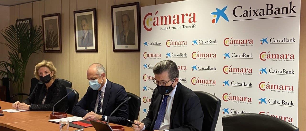 El presidente de la Cámara de Comercio, Santiago Sesé, el director de Caixabank, Juan Ramón Fuertes, y la directora de la entidad cameral, Lola Pérez.