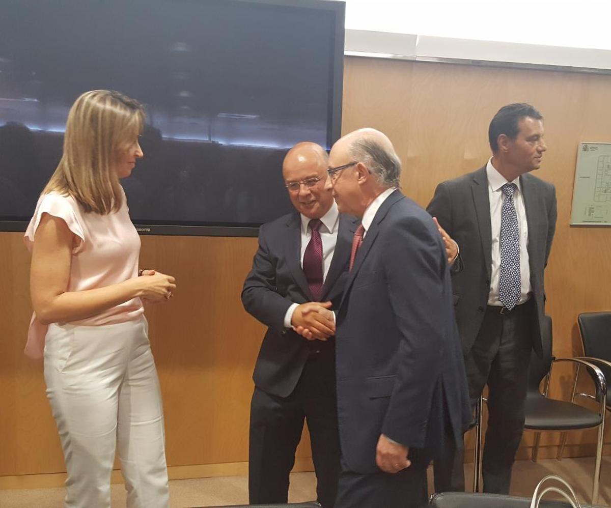 Cristóbal Montoro saluda al consejero de Hacienda en el Consejo de Política Fiscal y Financiera.