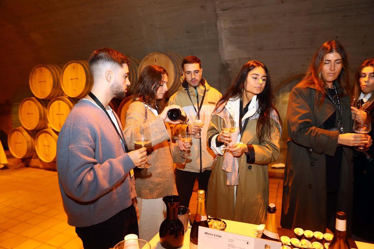Asistentes al túnel del vino organizado ayer en Martín Códax.