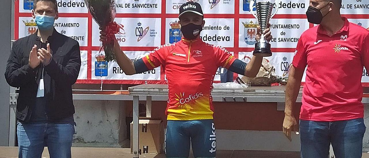 El moixentí Pau Martí con el trofeo de campeón en el Memorial José Luis Junco, en Cantabria | LEVANTE-EMV