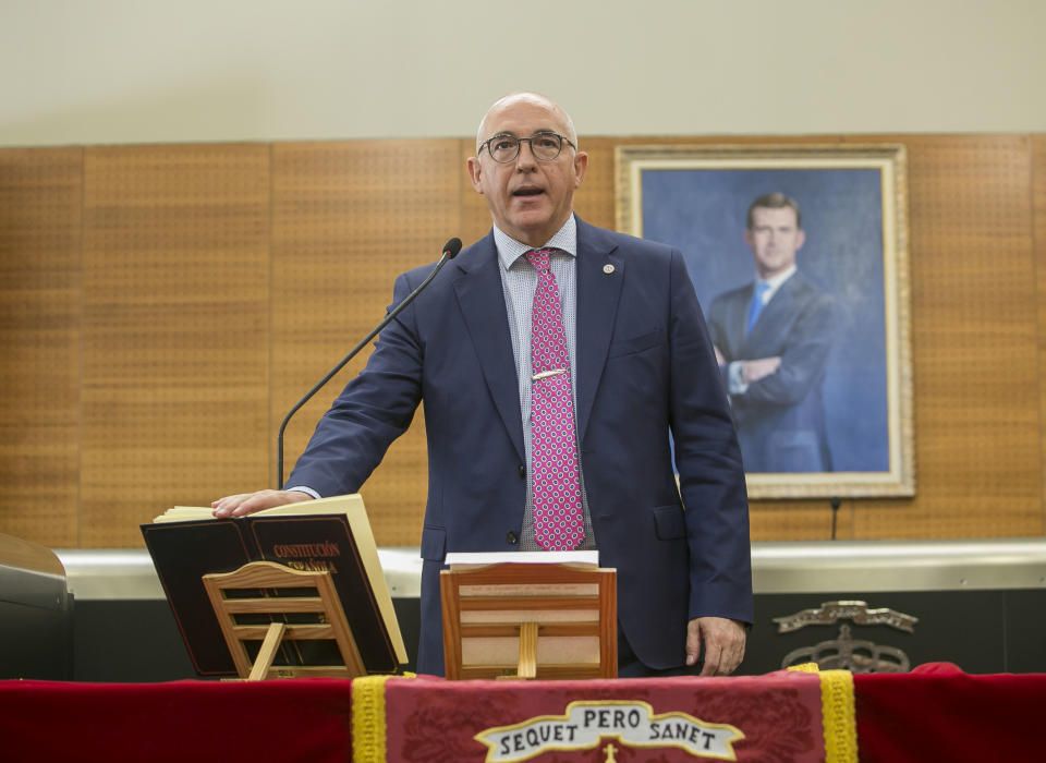 Cientos de personas abarrotan la sala de plenos y el hall para asistir a la constitución del Ayuntamiento con siete grupos políticos