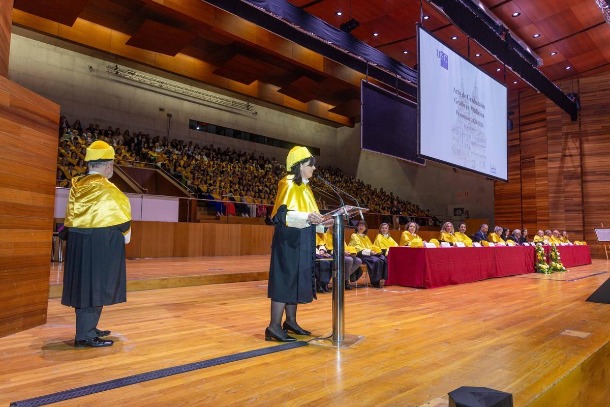Trescientos alumnos de Medicina de la USC se gradúan con Victoria Sampayo y Andrés Soto como padrinos de la promoción Trescientos alumnos de Medicina de la USC se gradúan con Victoria Sampayo y Andrés Soto como padrinos de la promoción