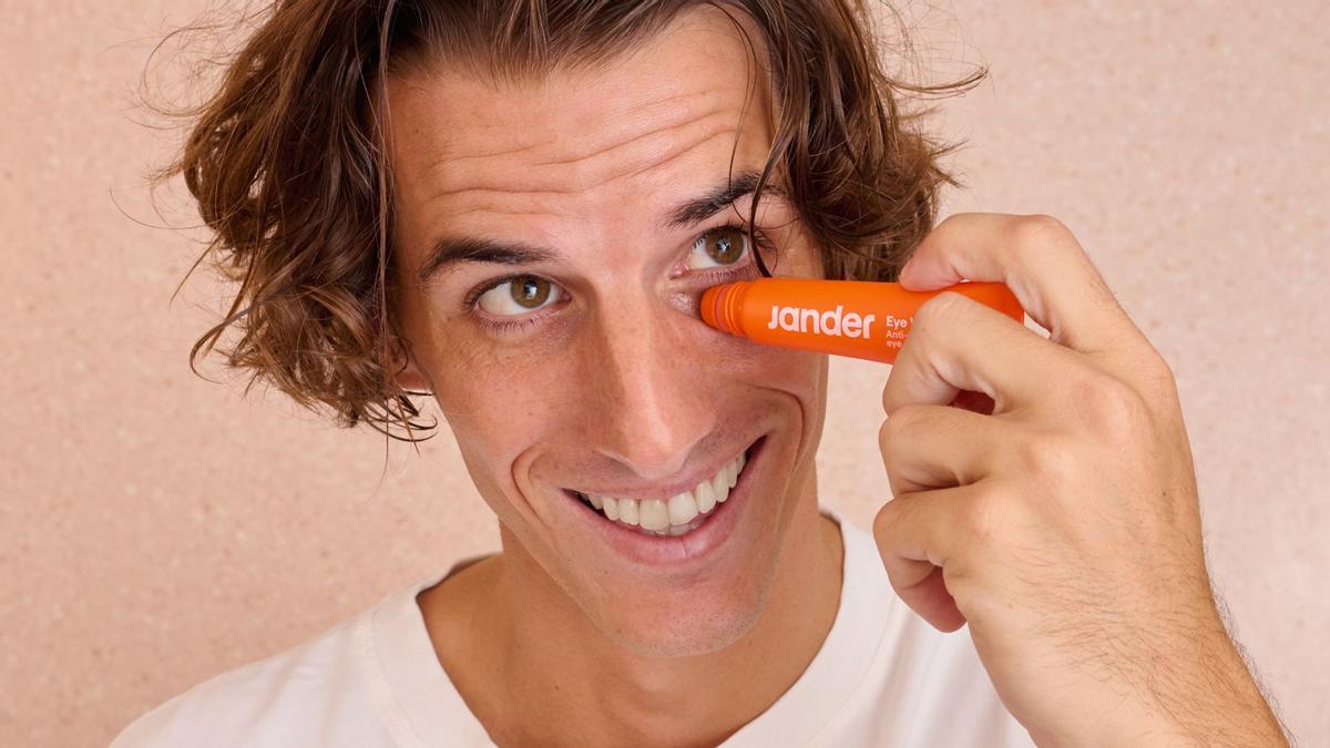 La rutina 3 pasos en 2 minutos de Jander incluye un contorno de ojos en roll-on.