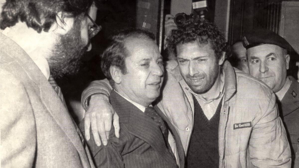 Junto a Enrique Castro, 'Quini', el 26 de marzo de 1981, después de que el jugador asturiano fuera puesto en libertad tras 25 días de secuestro.