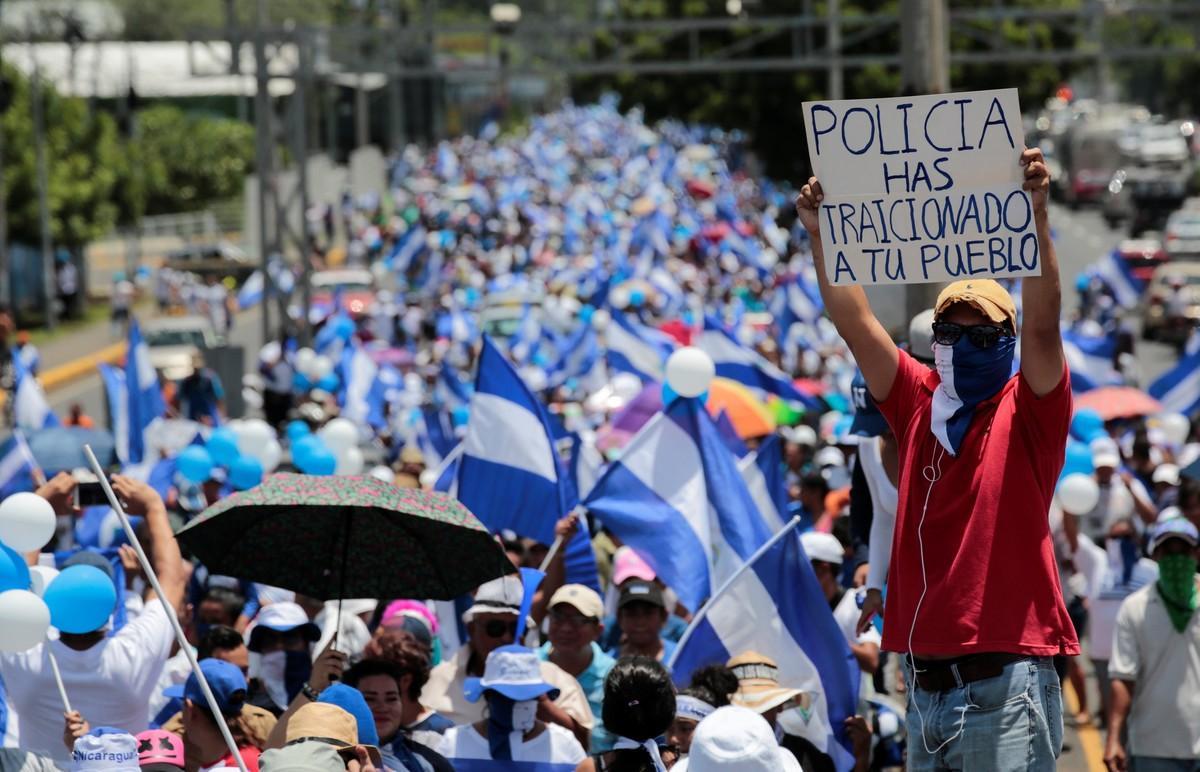 An anti-government protester holds a sign that reads  Police have betrayed your people  during a protest against Nicaraguan President Daniel Ortega s government in Managua  Nicaragua September 16  2018 REUTERS Oswaldo Rivas