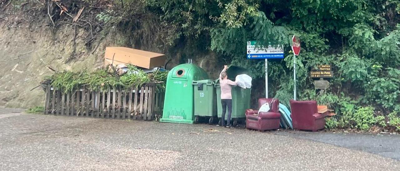 Uno de los puntos para la recogida de restos vegetales en Moaña, en el lugar de A Paradela, en el que también se depositan otros residuos.