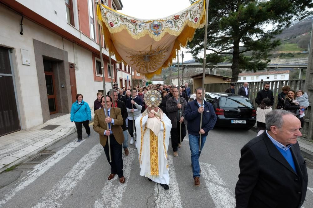 Procesión del Santo Encuentro en Campomanes