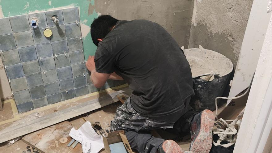 Treballs de reforma d’un bany en un habitatge de Barcelona. | IMMA COY