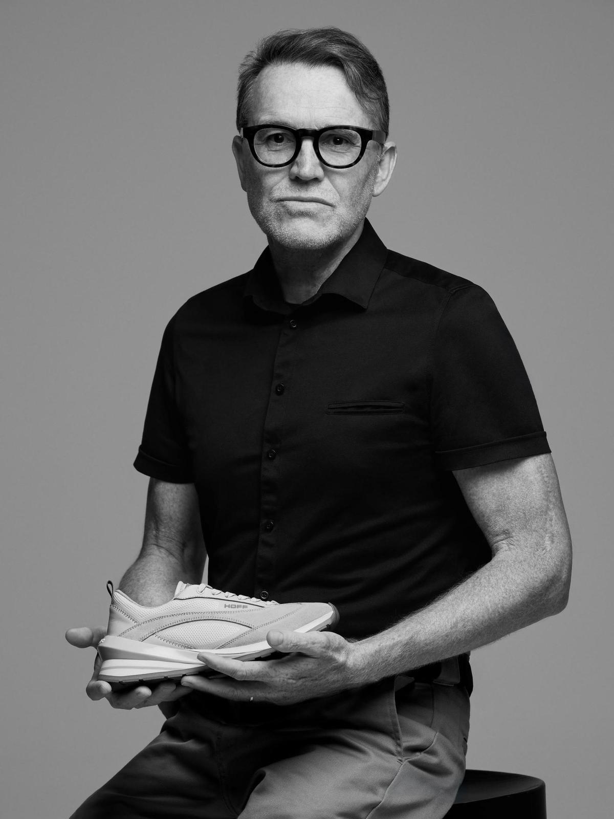 David Tourniaire-Beauciel, con uno de los modelos que ha diseñado para Hoff.