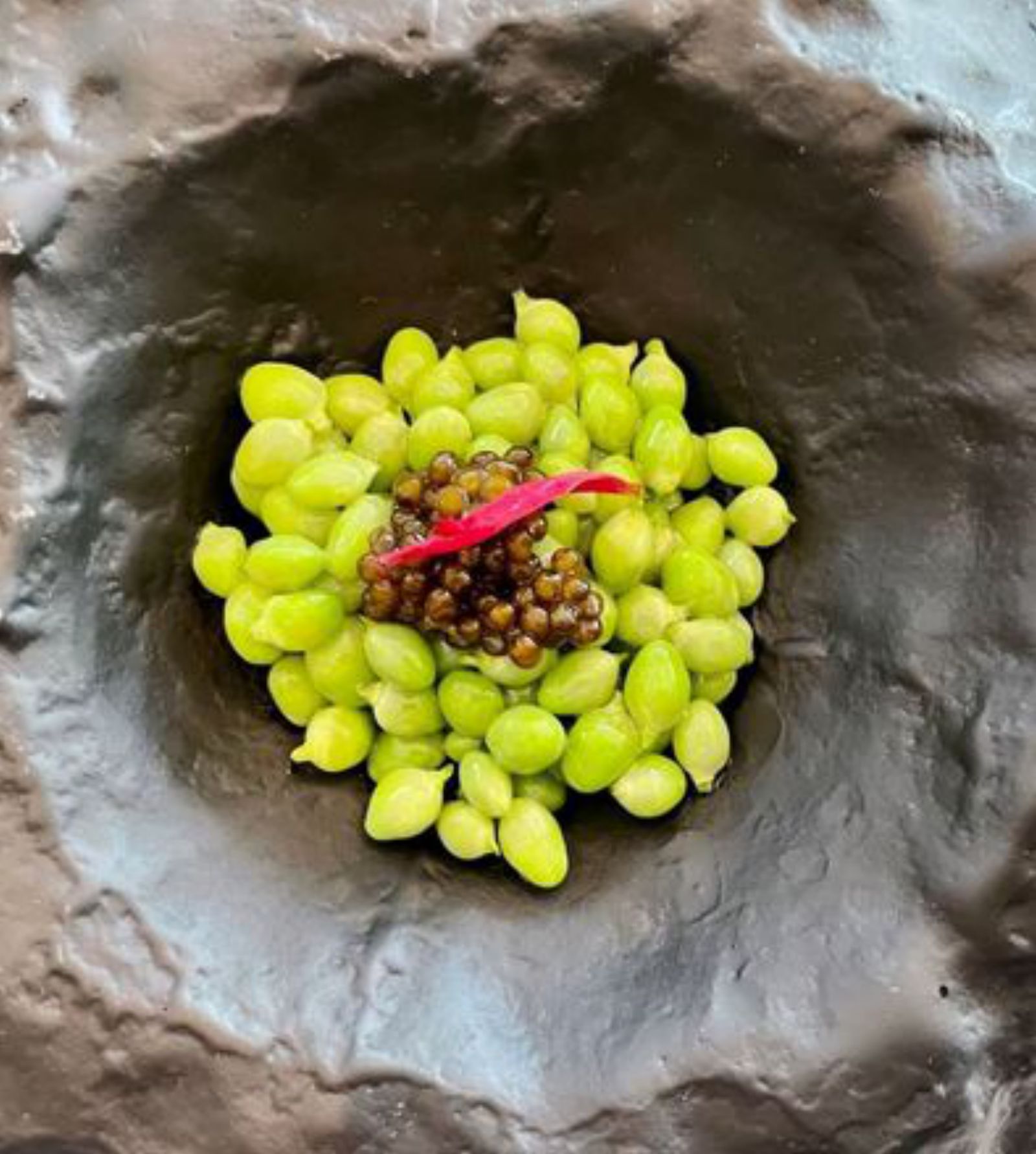 guisante de lágrima con huevas de caviar de Isaac Loya