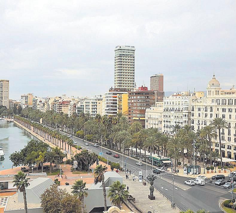 Vista aerea del paseo de la Explanada y, a la derecha, la Casa Carbonell.