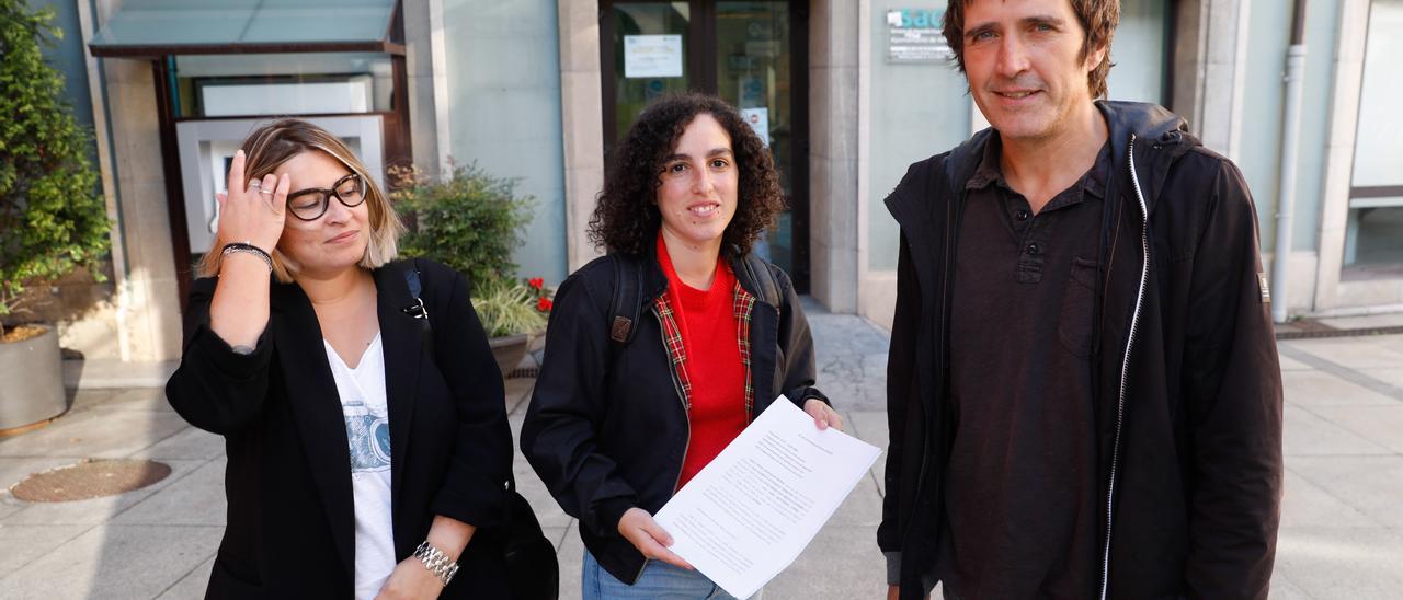 Los concejales de Cambia Sara Retuerto, Llarina González y Primitivo Abella, ayer, en El Parche.