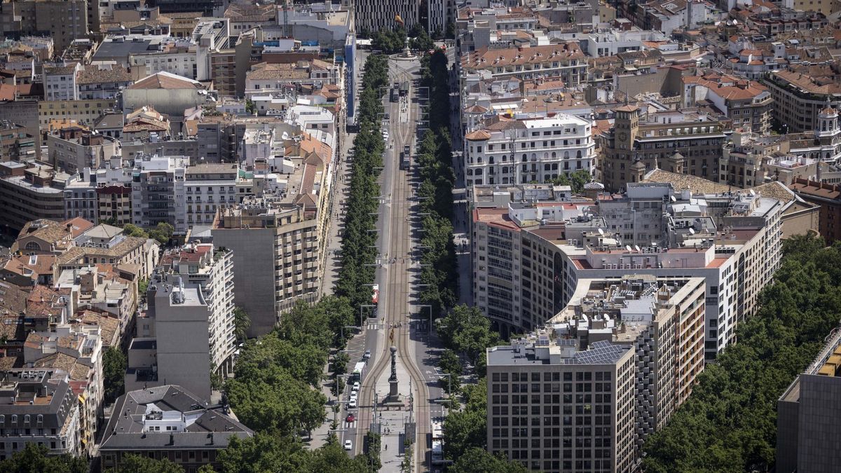 Vista aérea del paseo Independencia, el principal eje comercial del casco urbano de Zaragoza.