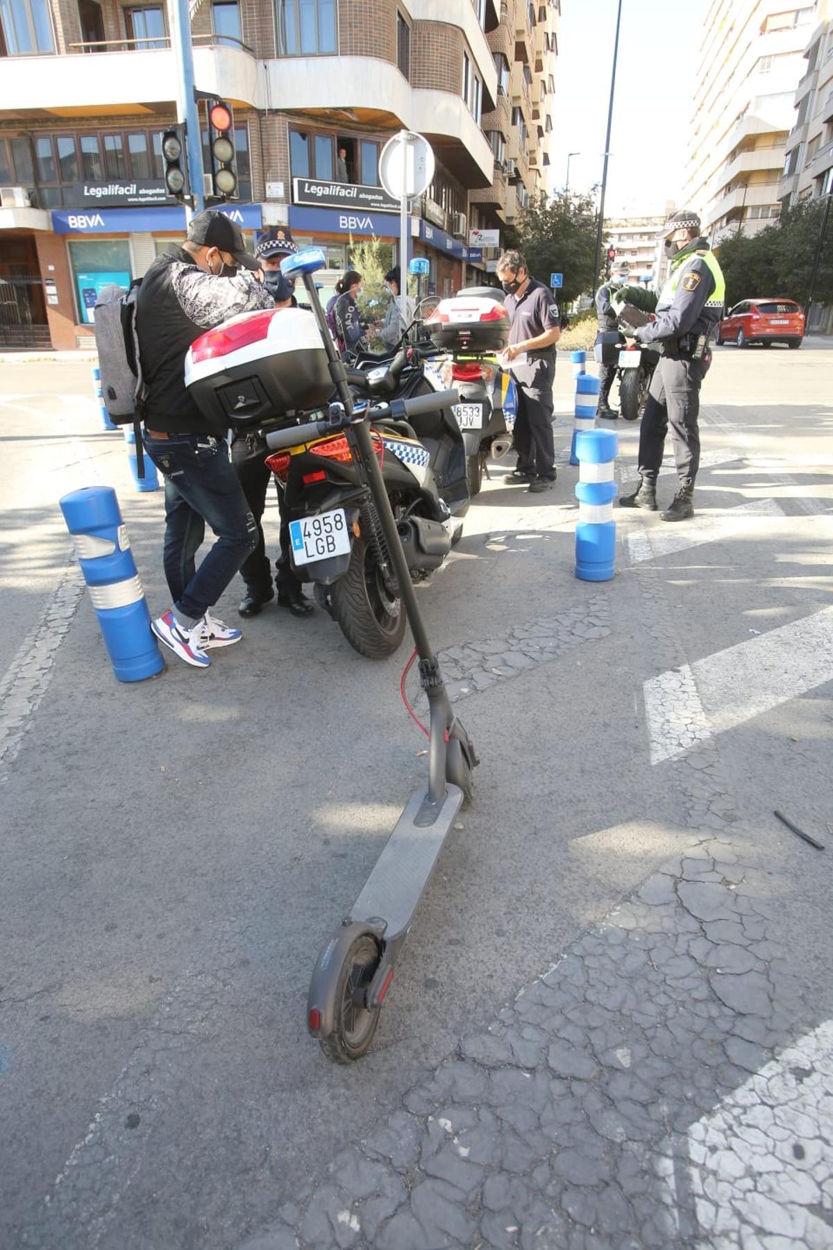 Primeras multas en Alicante a usuarios de patinetes por incumplir la ordenanza Primeras multas en Alicante a usuarios de patinetes por incumplir la ordenanza