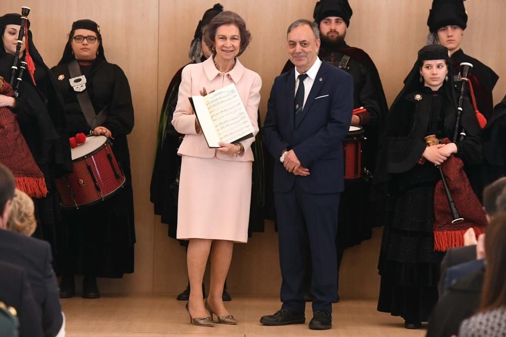 La madre de Felipe VI preside en la ciudad la celebración de los cien años de la institución benéfica y social.