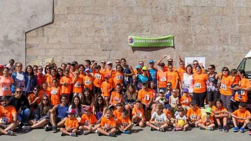 Foto de familia de los participantes en la carrera celebrada en Torregamones.