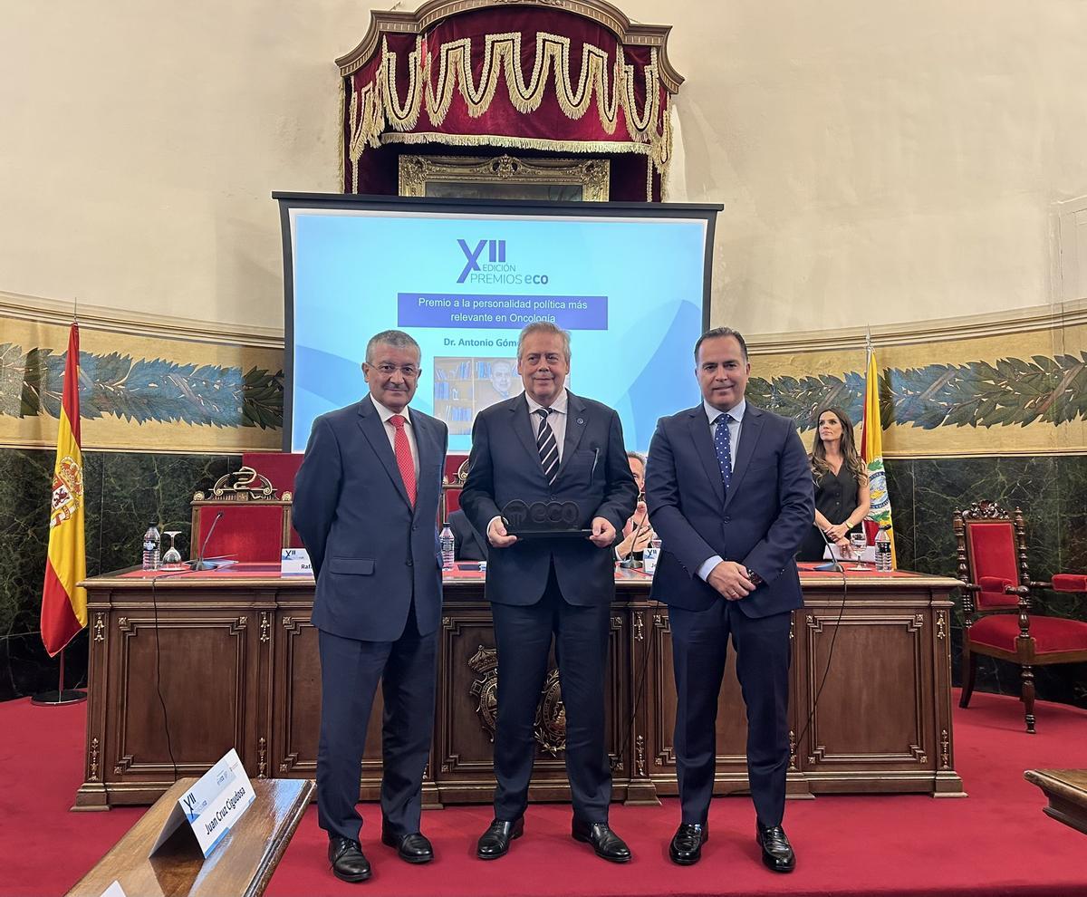 El conselleiro de Sanidade, premio la personalidad política más relevante en Oncología