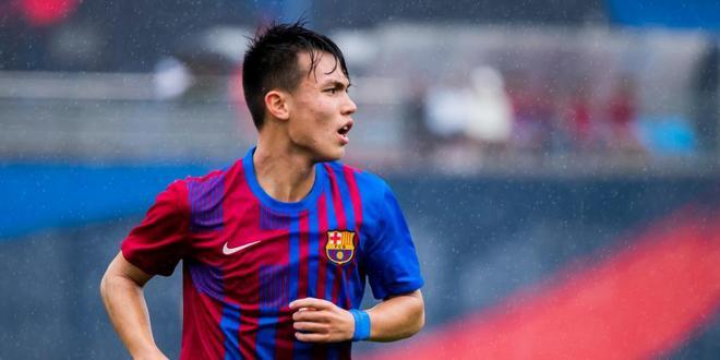 Niko Takahashi Cendagorta (FC Barcelona) - Lateral izquierdo, 17 años