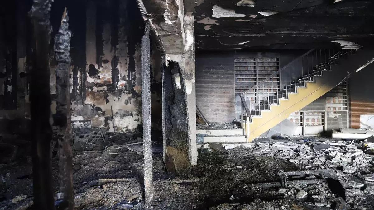 Interior del antiguo edificio de la UGT tras los últimos incendios