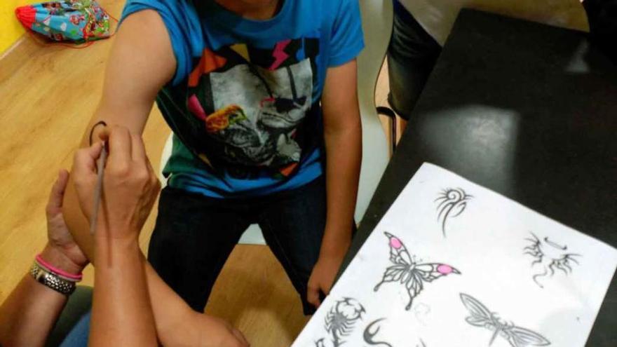 Más de veinte jóvenes en el taller de &quot;tattoos de henna&quot; del plan &quot;Muévete&quot;