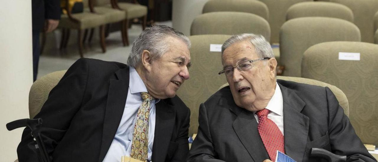 Lorenzo Olarte y Jerónimo Saavedra, expresidentes del Gobierno de Canarias. | | MIGUEL BARRETO / EFE