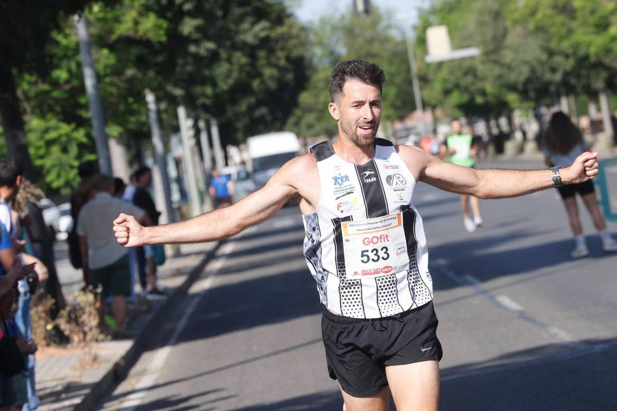 Francisco Vallejo festeja el triunfo en el 5.000 masculino.