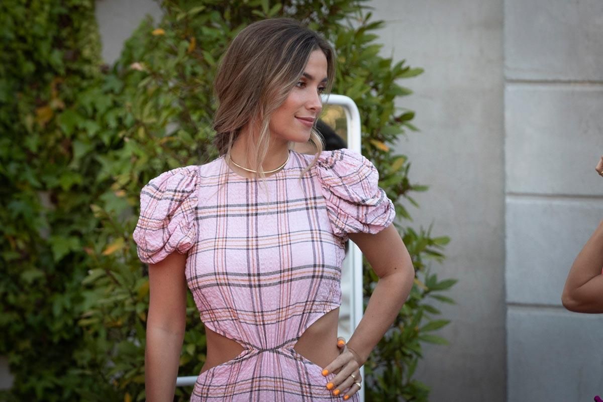 María Pombo, con peinado de invitada y vestido estampado de Name The Brand