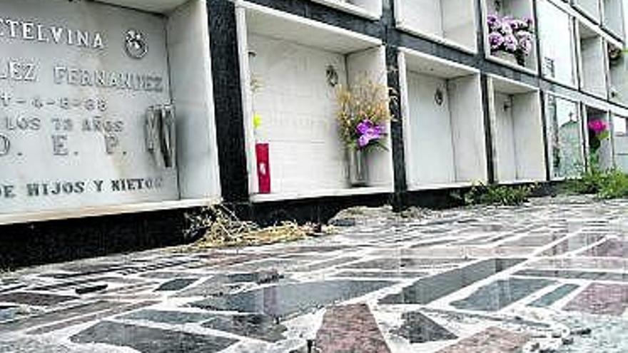 Nichos del cementerio de La Peral afectados por grietas.