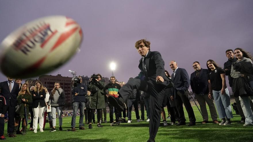 Almeida patea un balón de rugby.