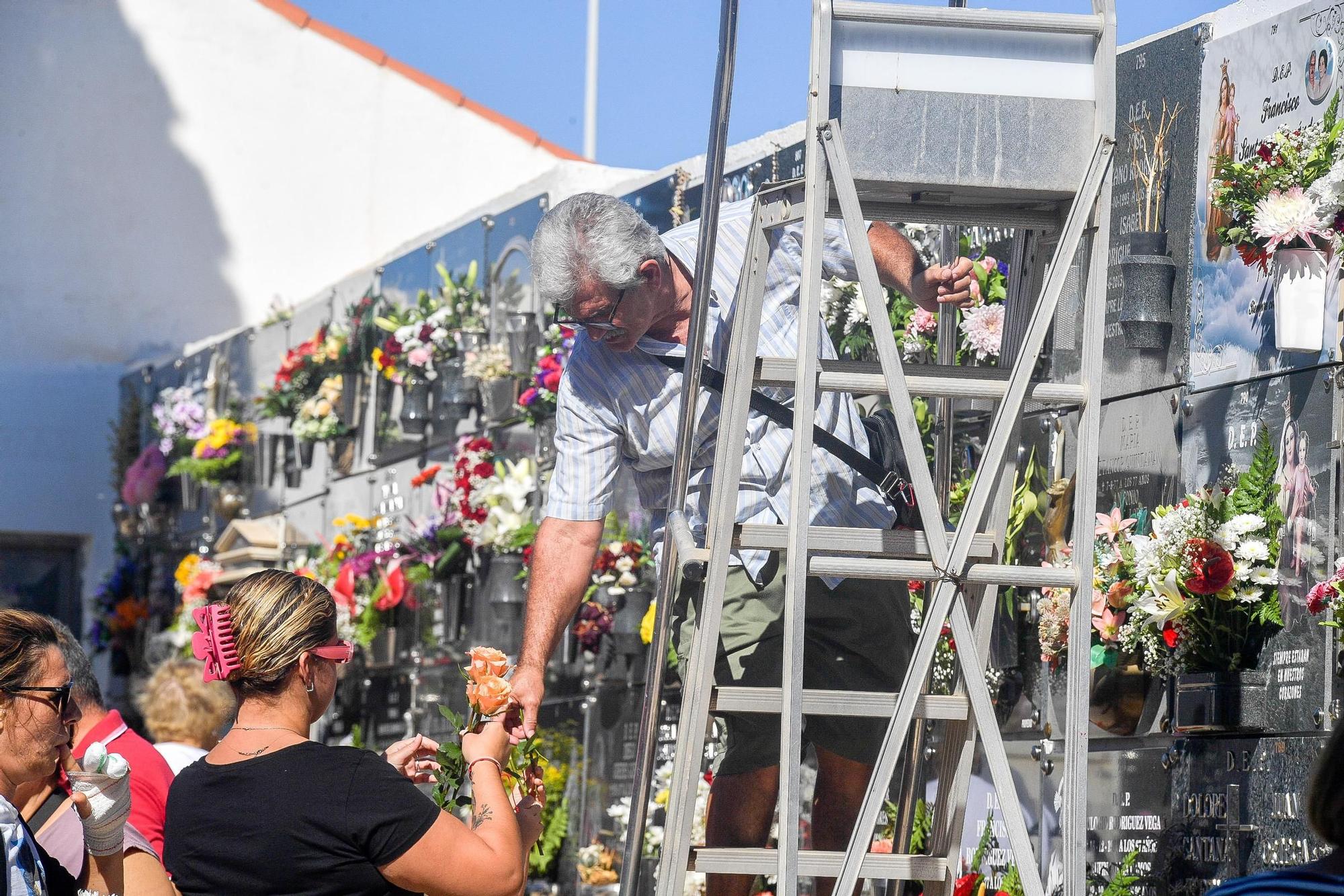 Día de Todos los Santos en cementerios de Gran Canaria