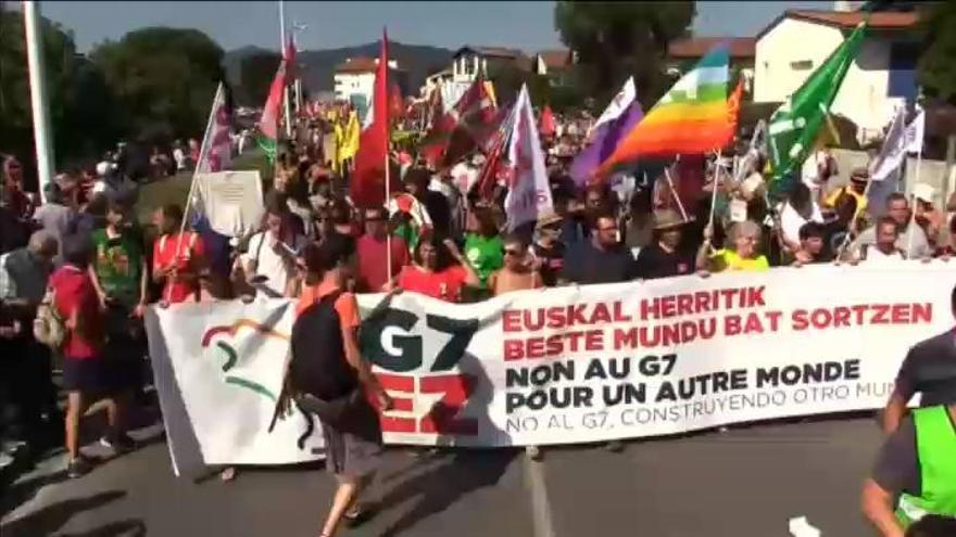 Miles de personas marchan contra la cumbre del G7