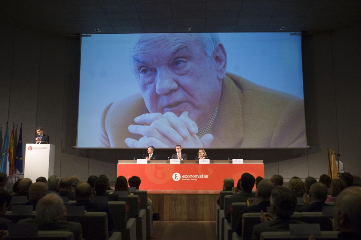 La imagen de Roberto Tojeiro proyectada en la pantalla durante un reconocimiento póstumo al empresario