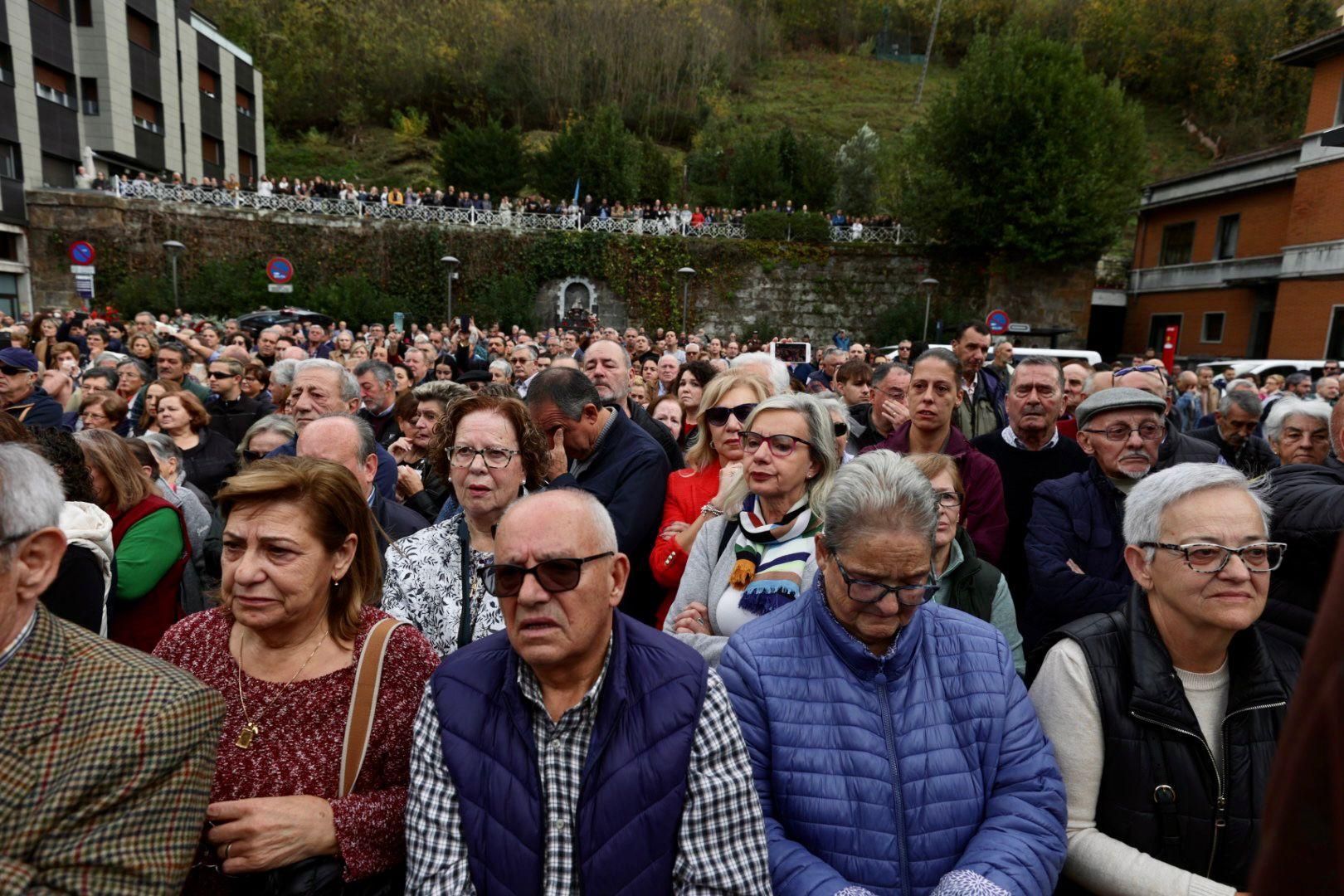 EN IMÁGENES: Mieres se echa a la calle para despedirse de su Alcalde, Aníbal Vázquez