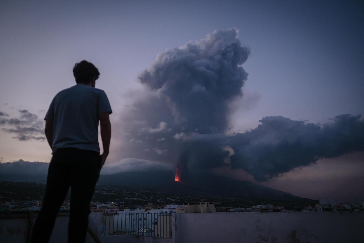 Imagen de archivo en la que una persona observa la erupción del Tajogaite.