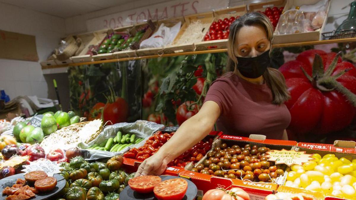 Mariscos como la gamba roja pueden escasear para Navidad. Los tomates también se han encarecido en las últimas semanas.